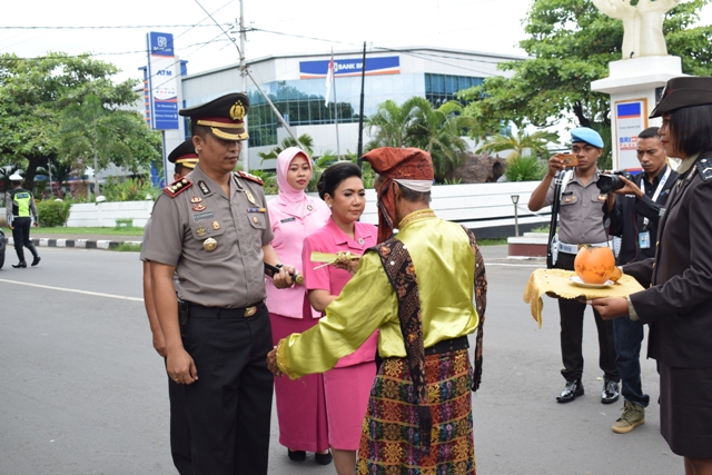 Sapaan Adat Huler Wair Sambut Kapolres Sikka AKBP Rickson P.M. Situmorang, SIK Tiba di Polres Sikka