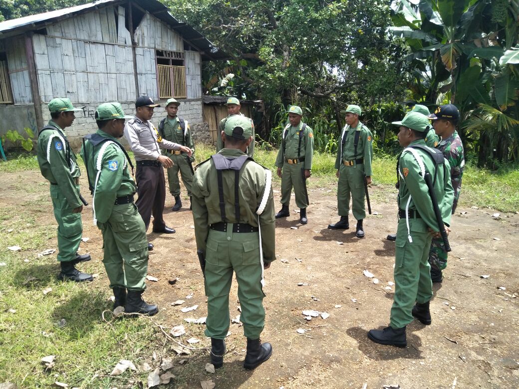 Pilkada Sikka 2018 : Bhabinkamtibmas Brigpol Egidius Funan Latih para Personil Linmas Desa Dobo Nuapu'u