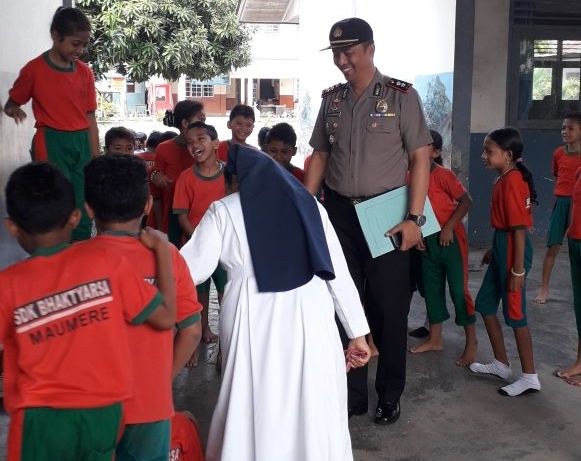 Polisi Sahabat Anak : Senyum Manis Kapolres Sikka Menyapa Anak-anak Murid di SDK Bhaktyarsa Maumere