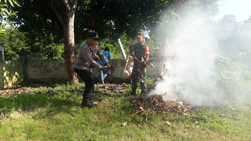 Cegah DBD dan Corona, Kapolsek Nelle Pimpin Kerja Bakti Di Desa Nelle Urung