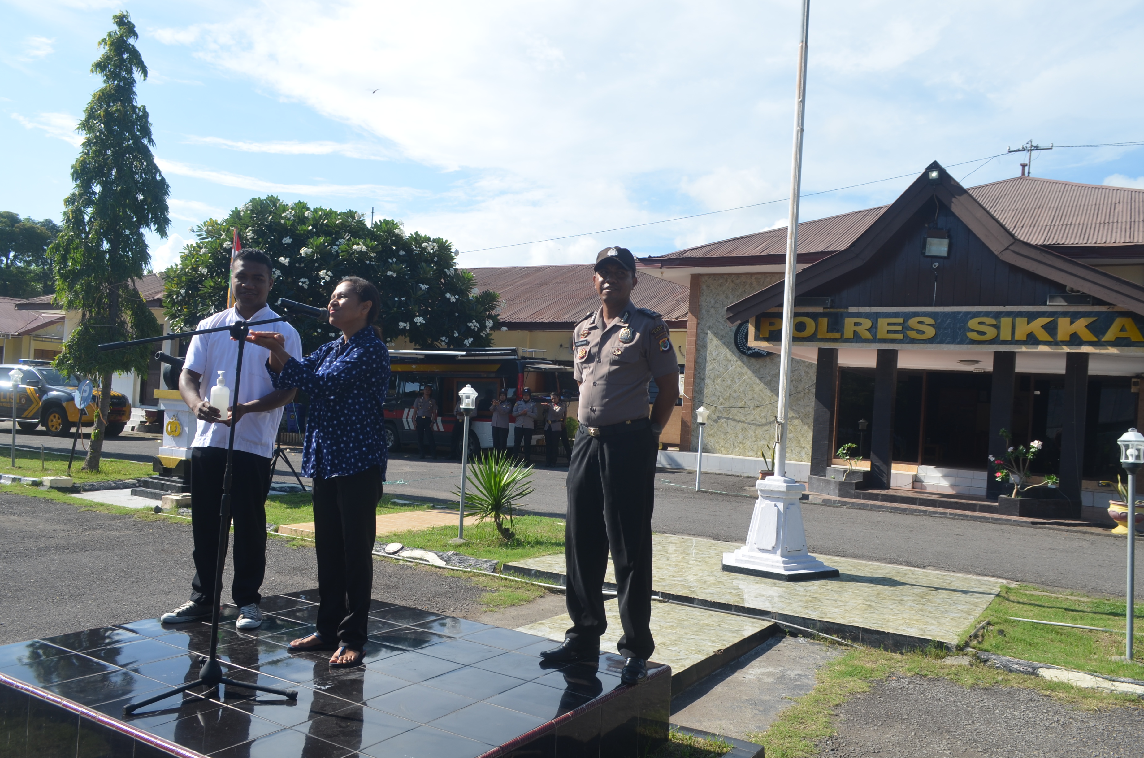 Cegah Corona, Polres Sikka Bersama dr. Yulia Parera Mensosialisasikan Cara Mencuci Tangan Yang Benar