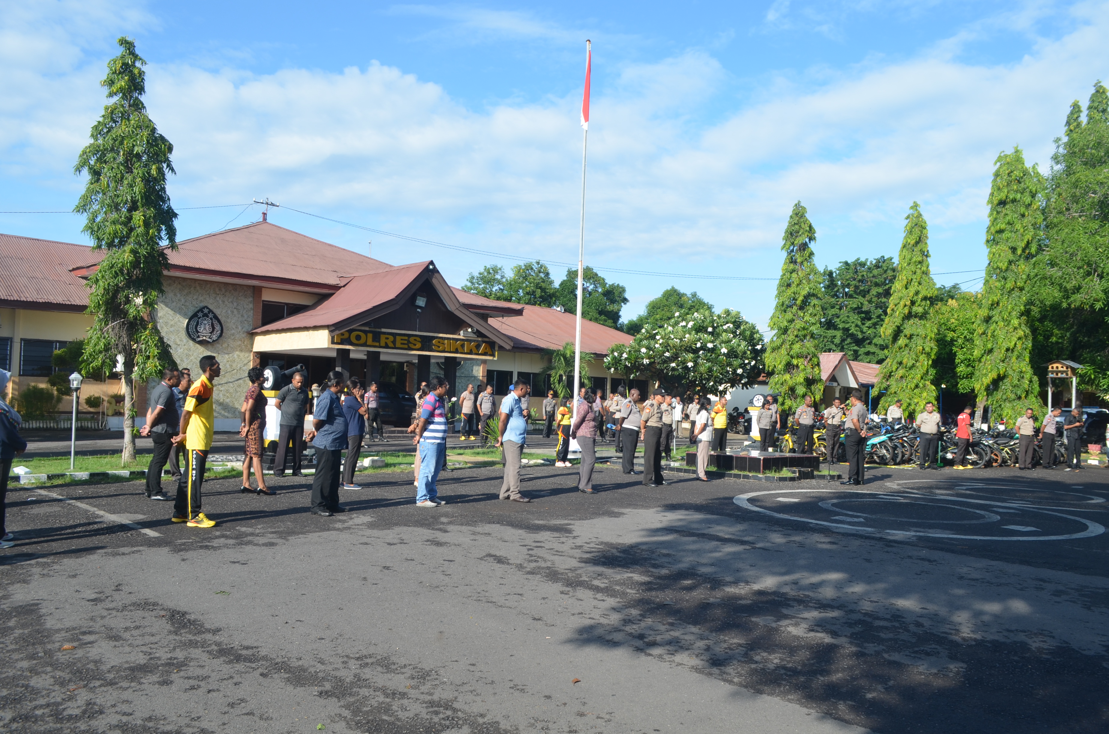 Cegah Corona, Personel Polres Sikka Rutin Berjemur Sambil Senam AWS3