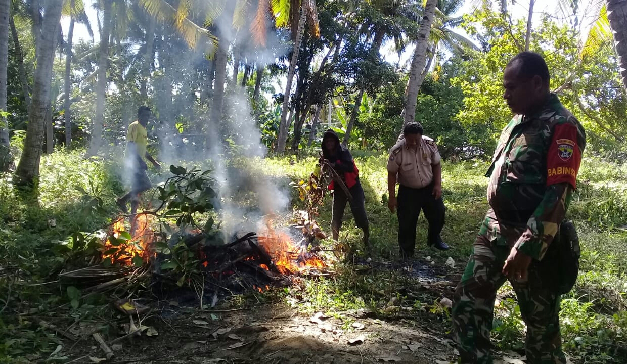 Bhabinkamtibmas Polsek Kewapante Bersama Warga melakukan Kerja Bakti