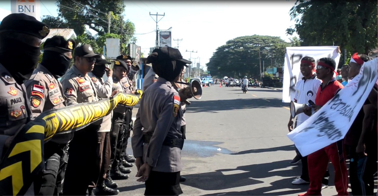 Simulasi Anti Huru Hara Dalmas Polres Sikka Bersama PT PLN (persero) UP3 Flores Bagian Timur