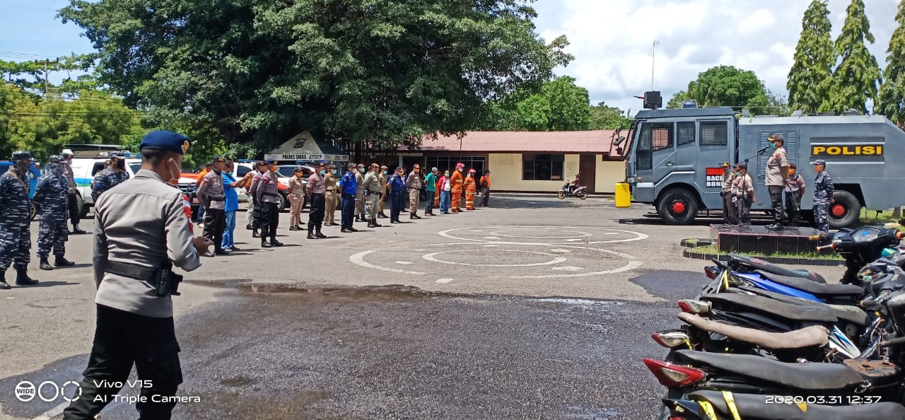 Polres Sikka Bersama TNI dan Pemkab Sikka Lakukan Penyemprotan DIsinfektan Secara Massal