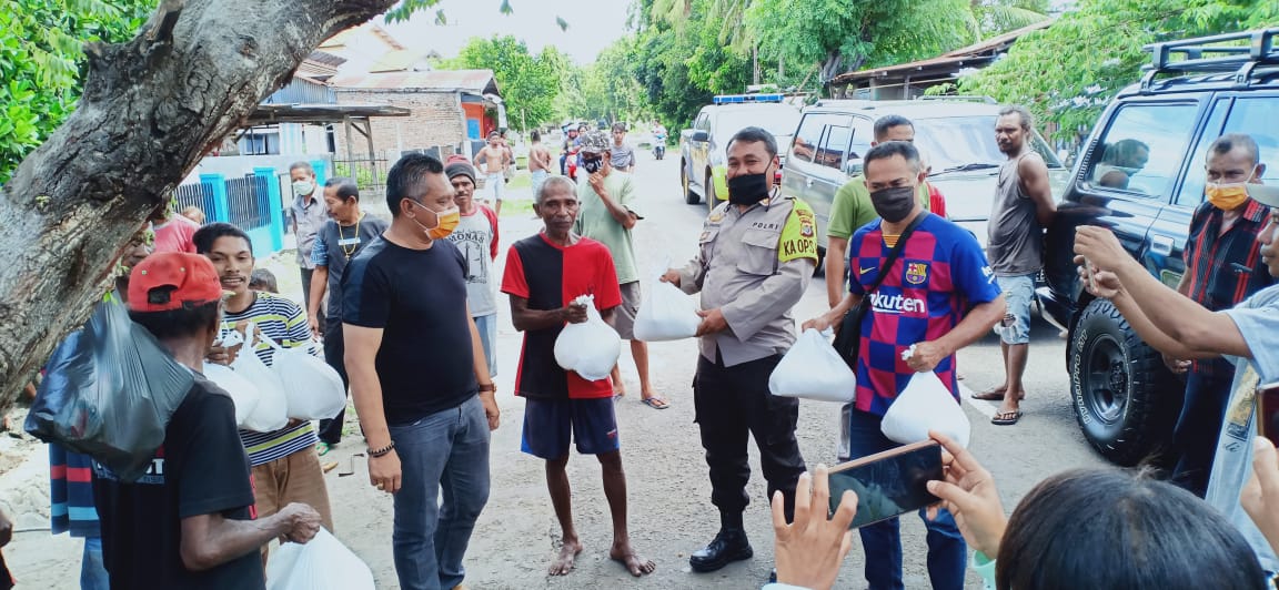 Peduli Kasih Ditengah Covid-19, Bupati, Dandim 1603 dan Kapolres Sikka Bagikan Sembako