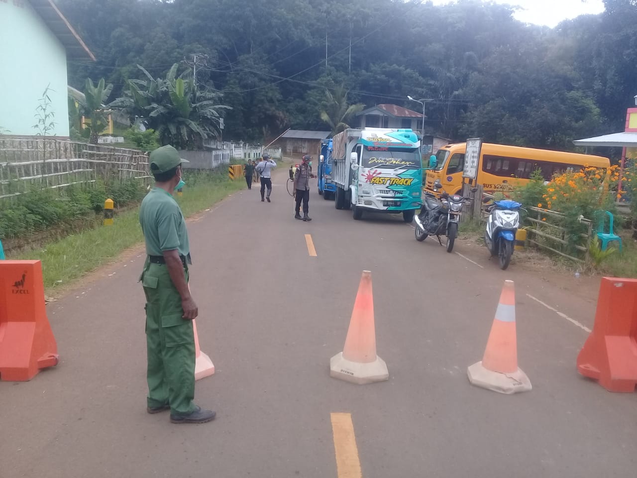 CEGAH COVID-19, KAPOLSUBSEKTOR NEBE BERSAMA INSTANSI TERKAIT LAKUKAN PENYEMPROTAN DISINFEKTAN DI PERBATASAN SIKKA-FLOTIM