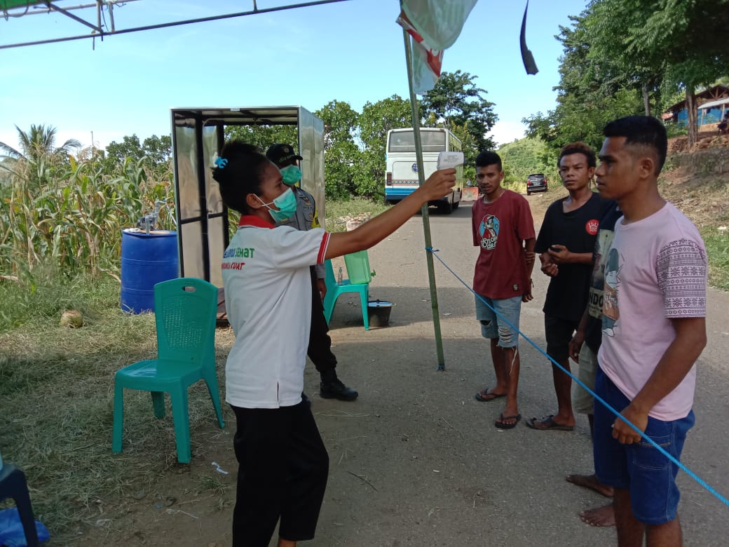 Bhabinkamtibmas Bersama Petugas Puskesmas dan Petugas Dinas Perhubungan Sikka Terus Melakukan Pencegahan Virus Covid-19.