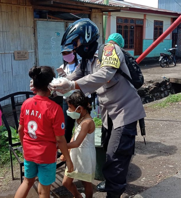 Bhabinkamtibmas Polsek Kewapante Bagikan Masker Untuk Warga Binaan
