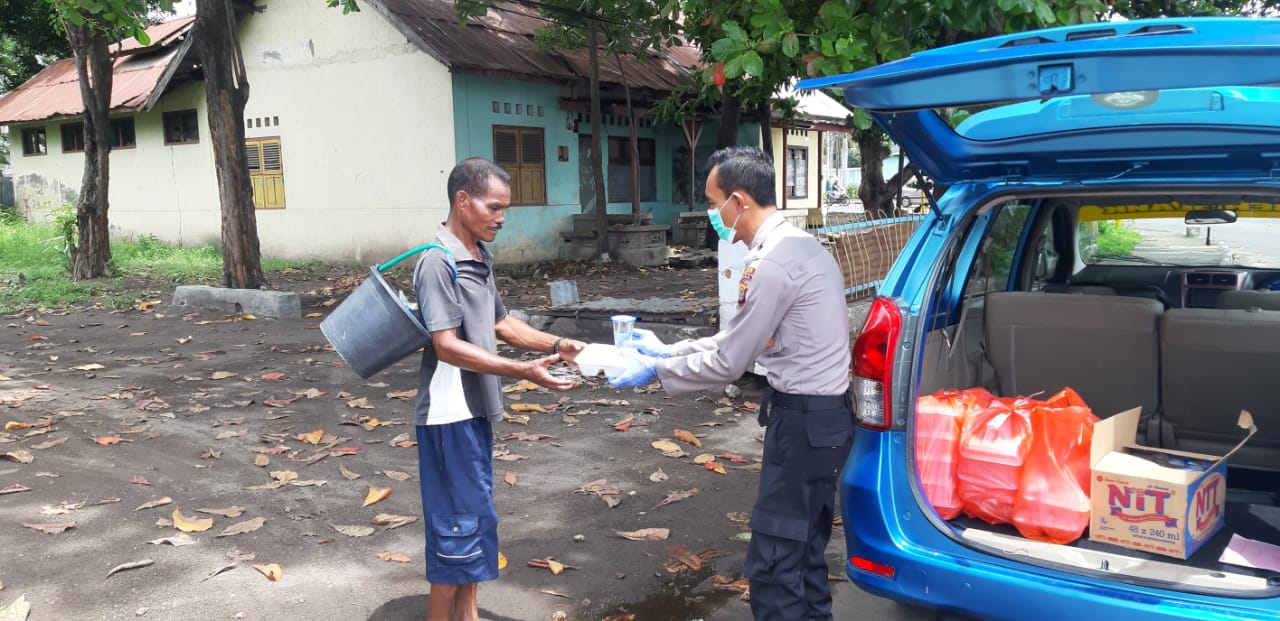 Peduli Sesama Di Tengah Pademi Covid-19, Personil Polres Sikka Membagikan Nasi Kotak