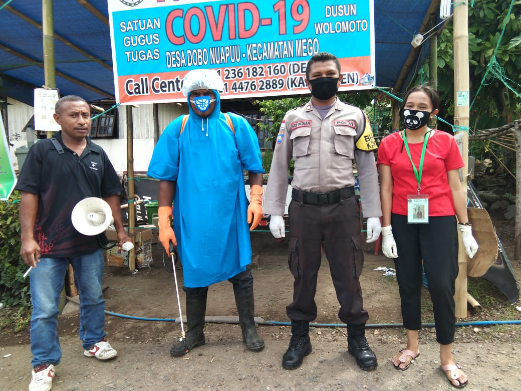 Cegah Penyebaran Wabah Covid-19, Bhabinkamtibmas Bersama Relawan dan Petugas Jaga Posko Lakukan Penyemprotan