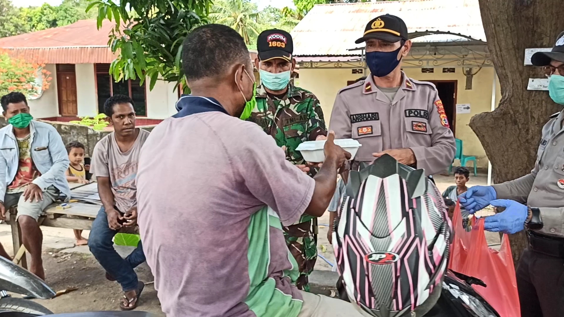 Peduli Sesama Di Tengan Pandemi Covid-19, Polres Sikka Bersama Kodim 1603 Sikka Bagikan Nasi Kotak Kepada Warga Di Seputaran Kota Maumere